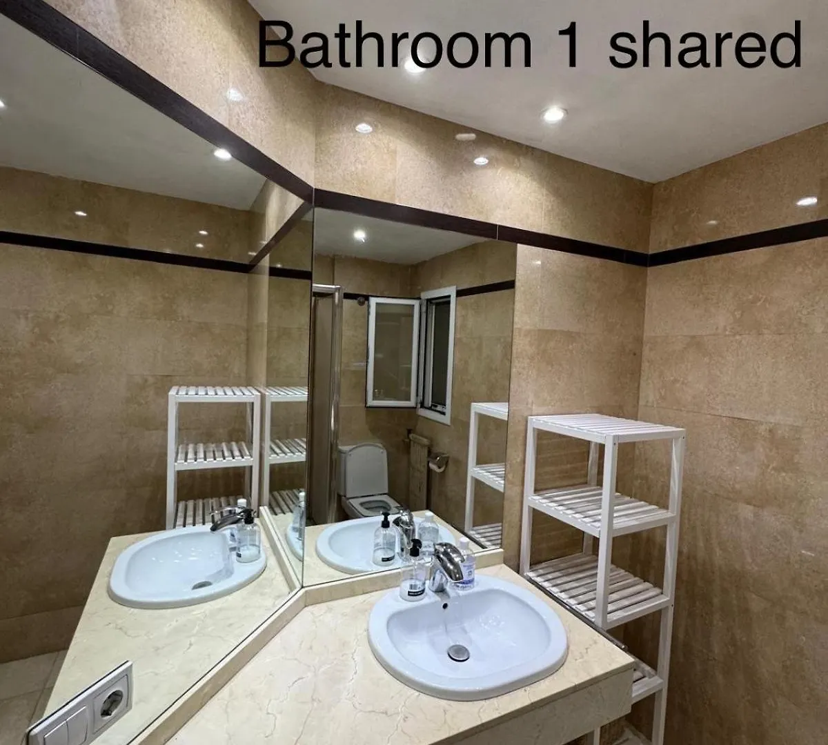 Lägenhet Spacious Room In Central Area A Barcelona